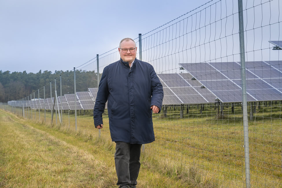 Wolfram Göll vor PV-Anlage