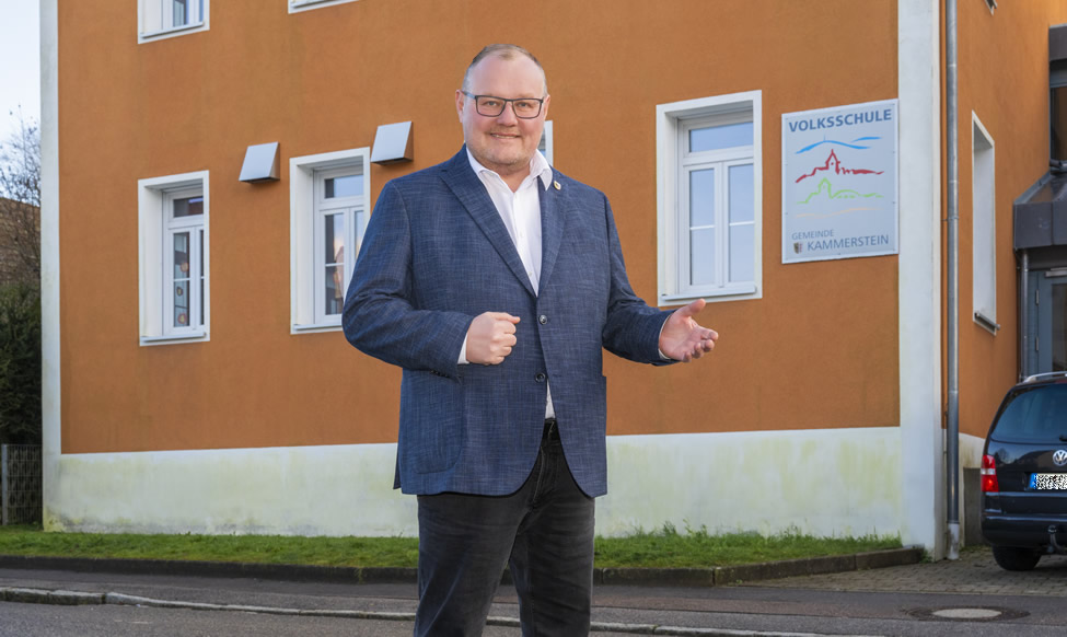 Wolfram Göll vor PV-Anlage